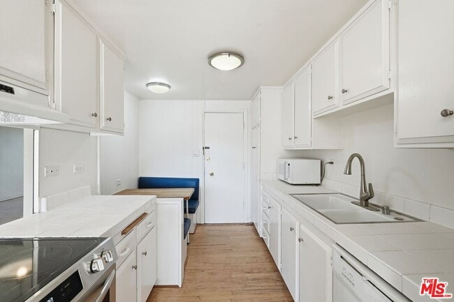 Building Photo - 23926 De Ville Way