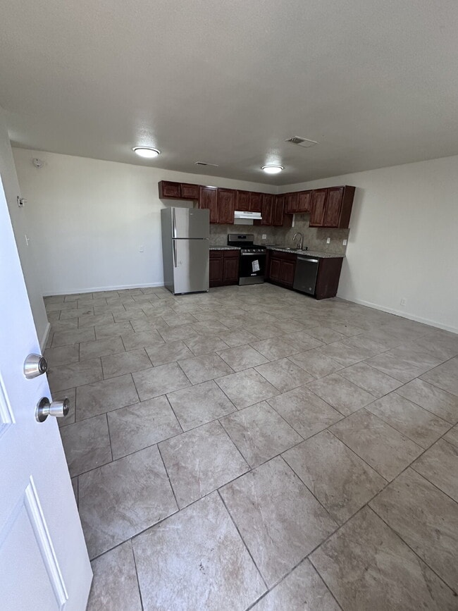 Building Photo - Renovated 1-Bedroom Apartment
