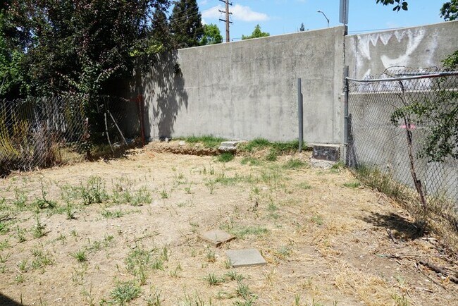 Building Photo - 3 bedroom 1 bath duplex in the wonderful city of Fair Oaks!