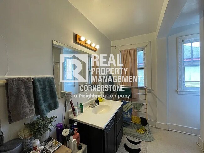 Building Photo - 808 W Kalamazoo Ave