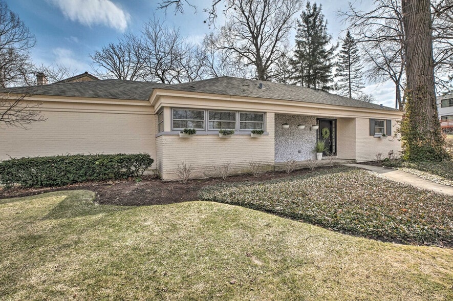 Building Photo - 696 Crescent Blvd