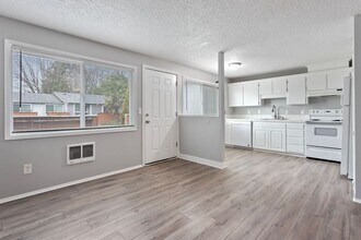 Building Photo - Summer Special 1st Month Free!!! Great 2 b...
