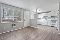 Building Photo - 2 bedroom 1 bath in Clackamas!!