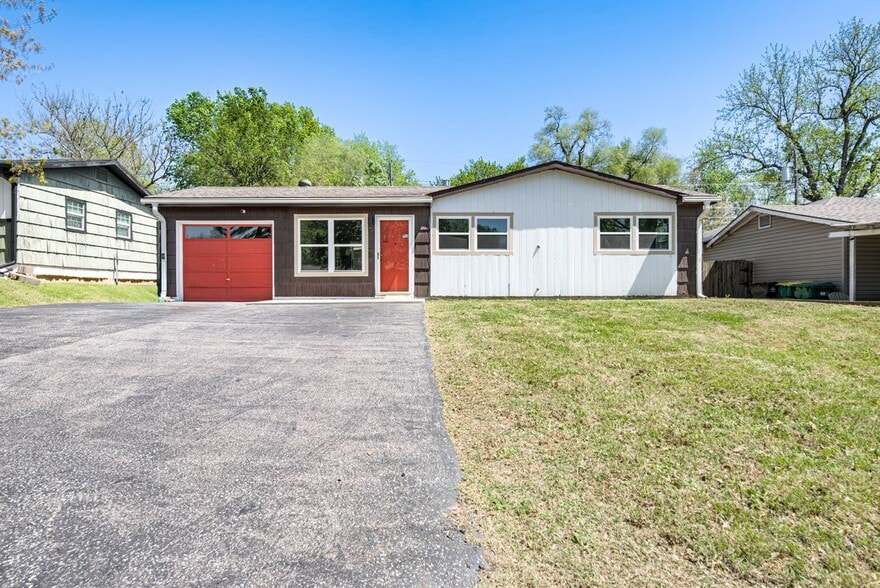 Building Photo - 2721 S 51st Terrace