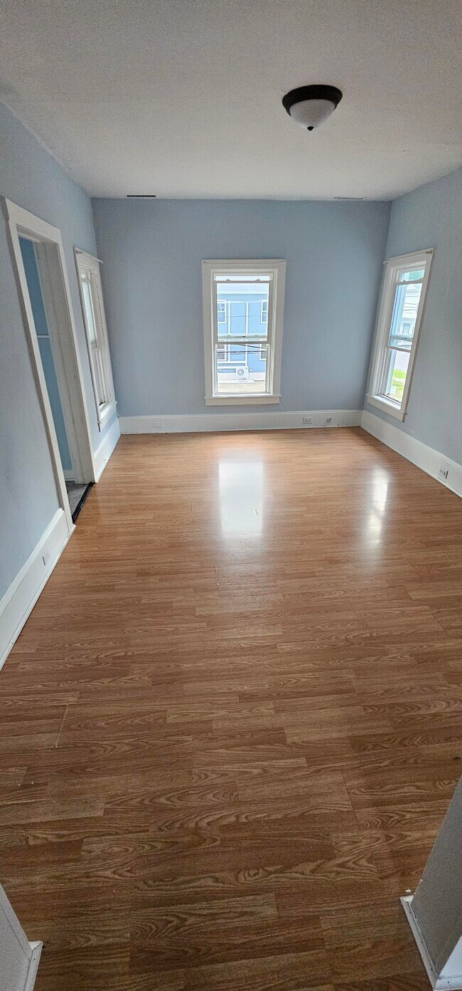 Building Photo - 38 River St