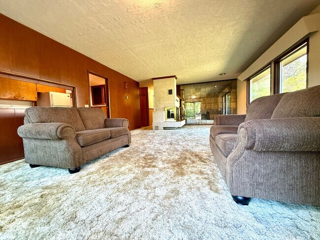 Building Photo - **50% OFF FIRST MONTH'S RENT** Country Liv...