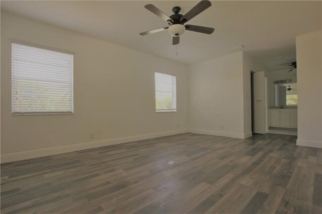 Building Photo - 1122 NW 82nd Ave