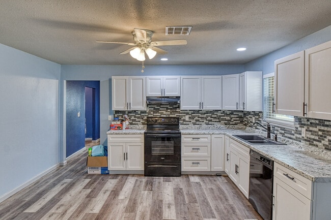 Building Photo - 1108 US Hwy 277