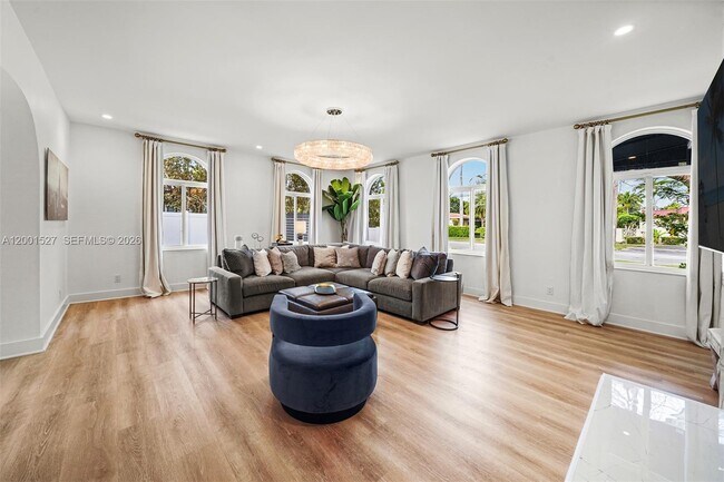 Building Photo - 5237 La Gorce Dr