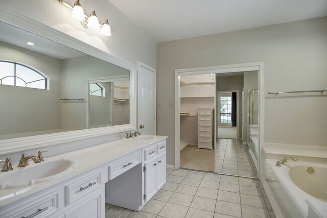 Building Photo - Beautiful 4 Bedroom 3 Bathroom Home Locate...