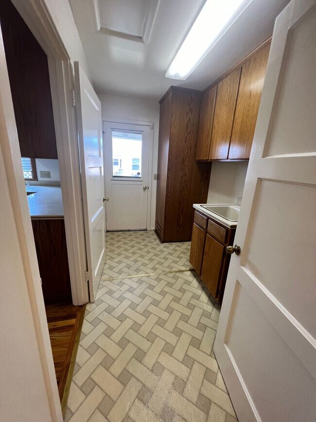 Building Photo - 2 Bedroom Blue Lake House with extra Loft Space!