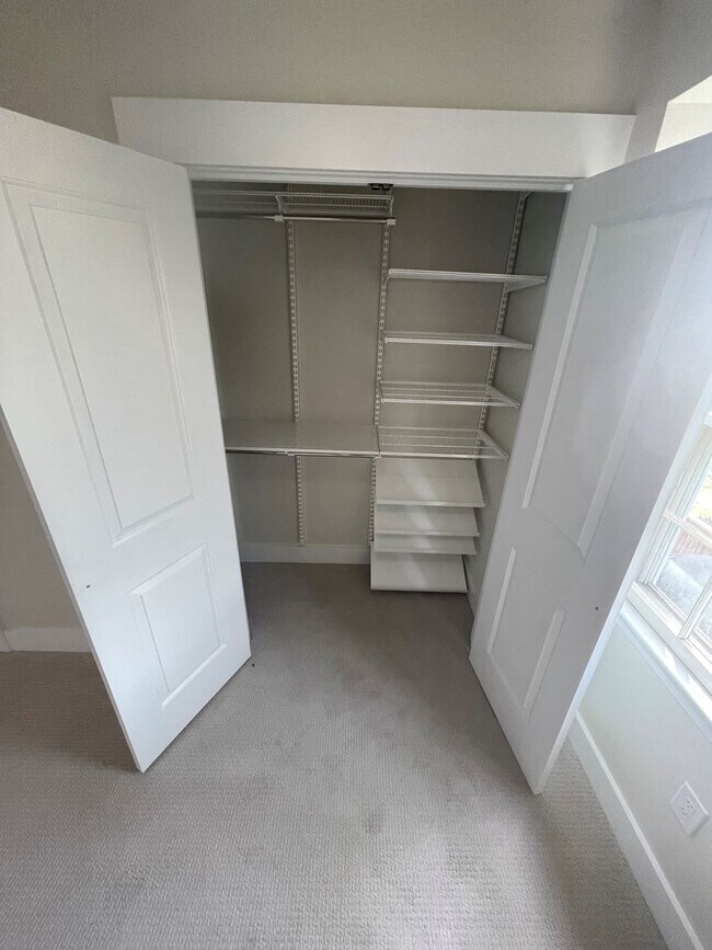 Building Photo - BEAUTIFLLY UPDATED TOWNHOME