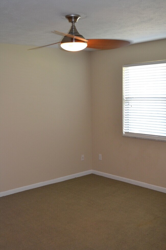 Building Photo - 26 Ocale Way S