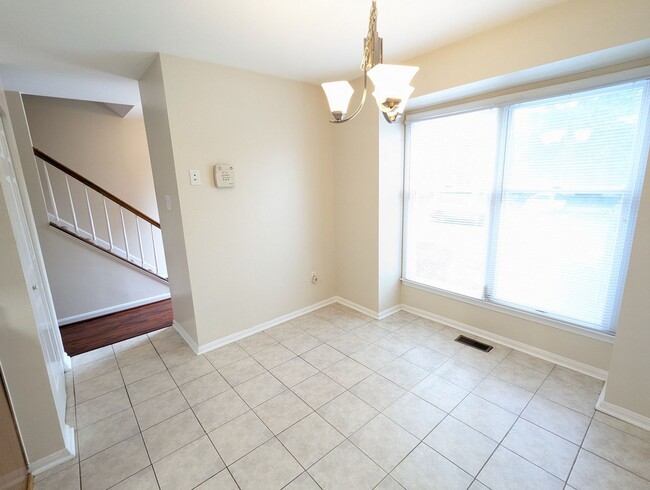 Building Photo - Beautifully maintained townhouse in Freder...