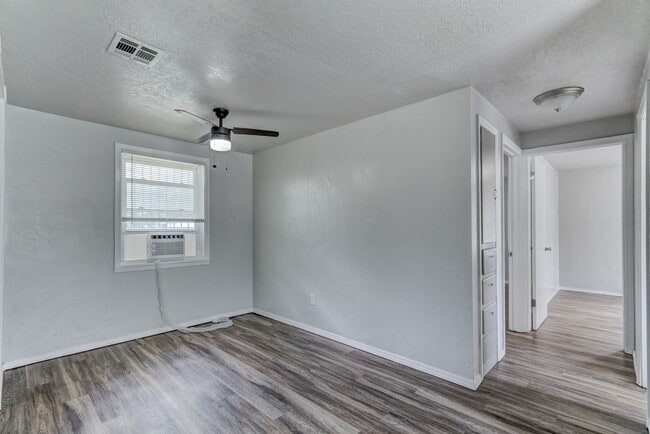 Building Photo - Newly Renovated  4 bedroom 1 bath