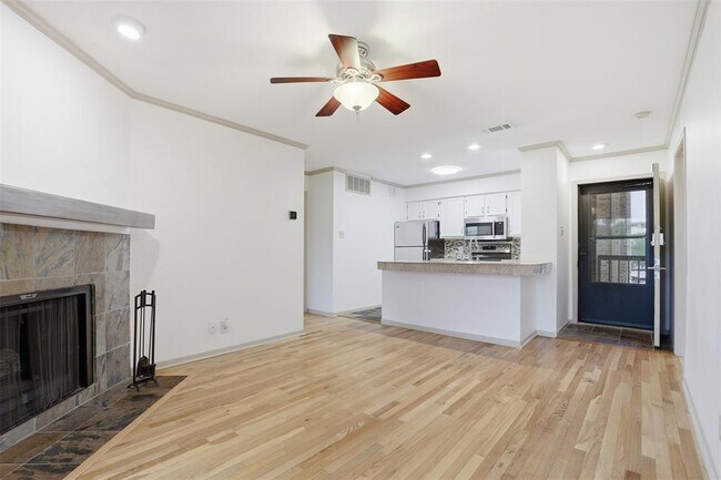 Building Photo - 8888 Tallwood Dr