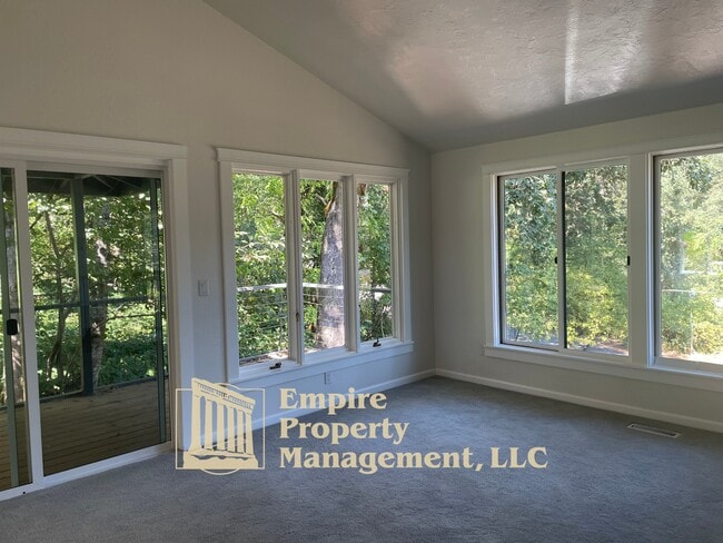 Building Photo - 2022 Floral Hill Dr