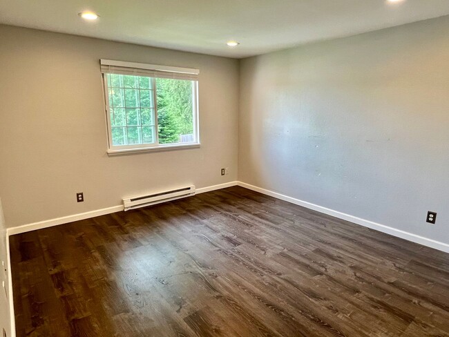 Building Photo - Woodinville ~ Woodland Hills Condo