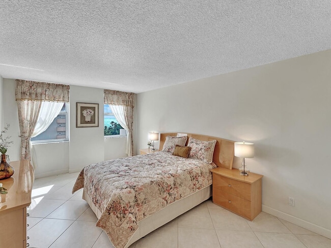 Building Photo - 1150 Hillsboro Mile