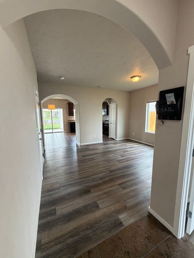 Building Photo - Check out our move in special on this charming Very Spacious 2-Story Home for Rent in Pasco, WA!