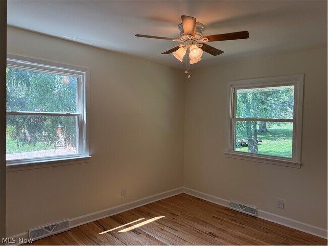 Building Photo - 475 Meadowlane Rd