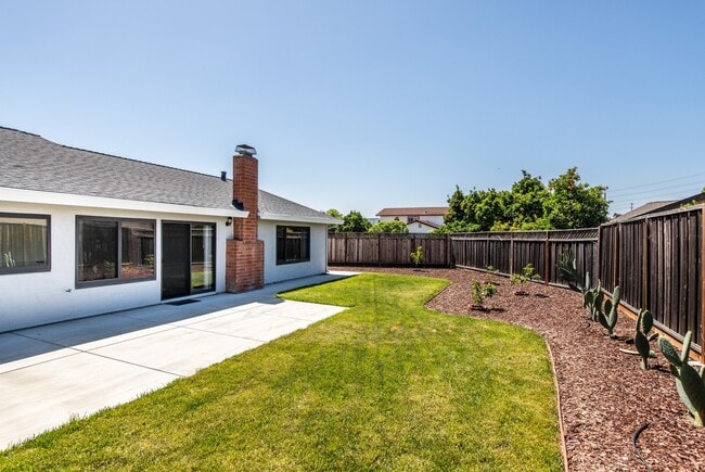 Building Photo - 3 bedroom, 2 bath home on a corner lot clo...