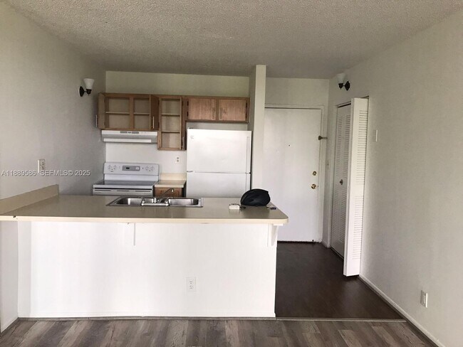 Building Photo - 2701 Riverside Dr