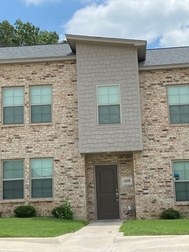 Building Photo - Lindenwoods Townhomes 2