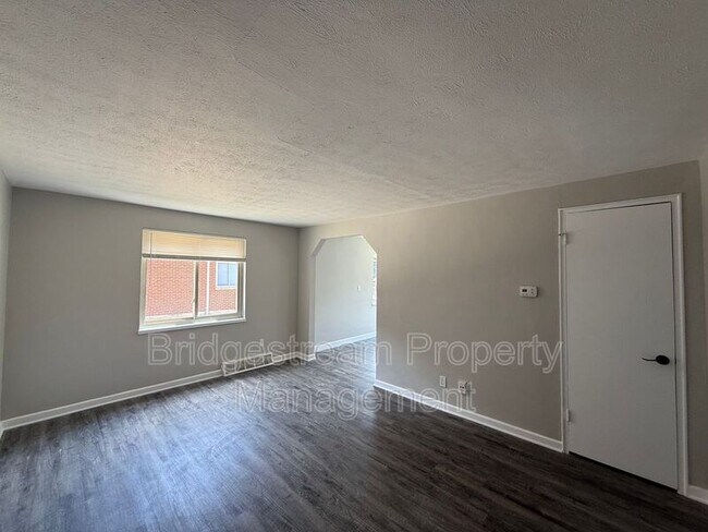 Building Photo - 1233 Lytle Ln