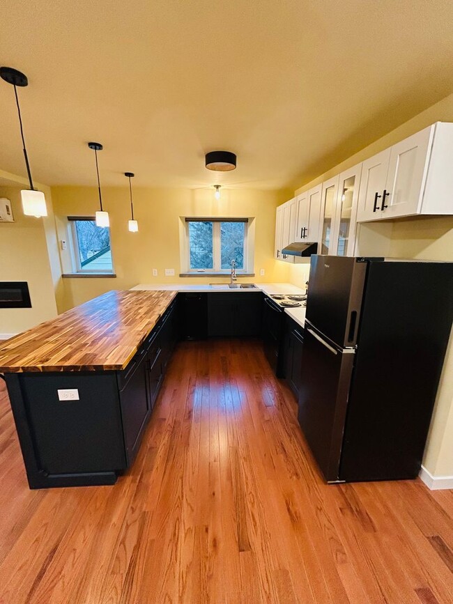 Building Photo - 605 Alderson Ave