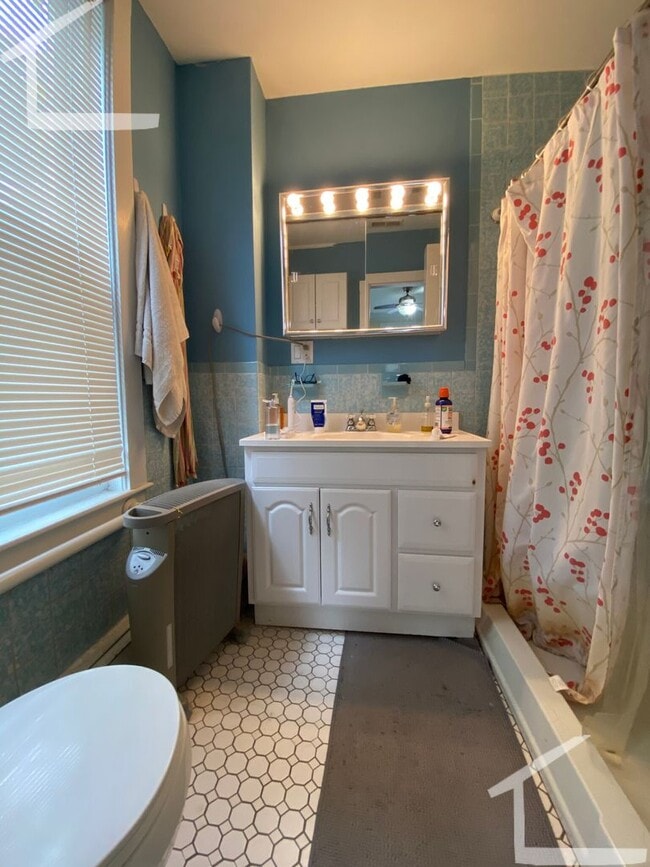 Building Photo - 4-Bed + 2-Bath * HBS * Central  Air