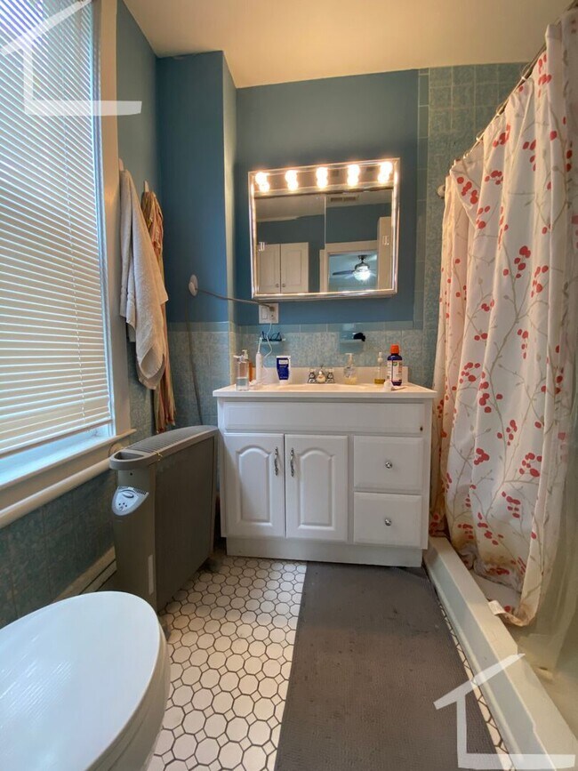 Building Photo - Spacious 4-bed, 2-bath in Allston - Laundry in Unit!