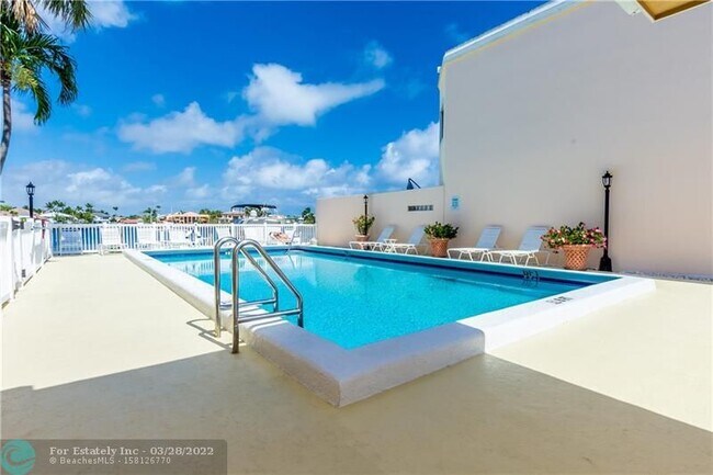 Building Photo - 270 Captains Walk