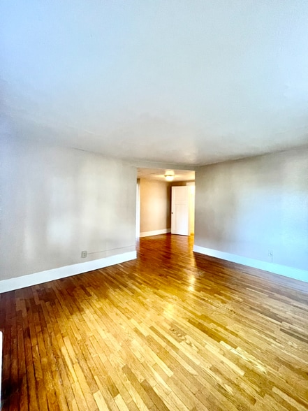 Building Photo - 901 N M St