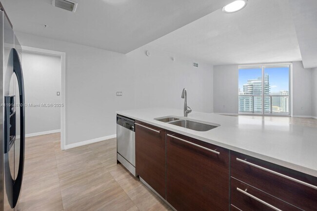 Building Photo - 1900 N Bayshore Dr