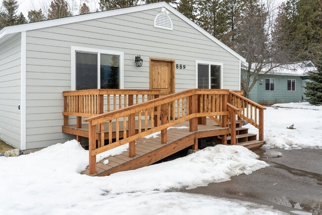 Building Photo - Avail Sept 14th thru May 31st.  Fully furnished w/ internet & utilities included
