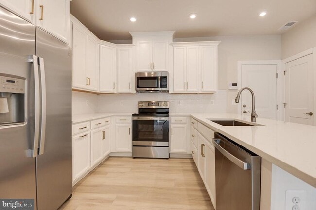 Building Photo - 43798 Middleway Ter