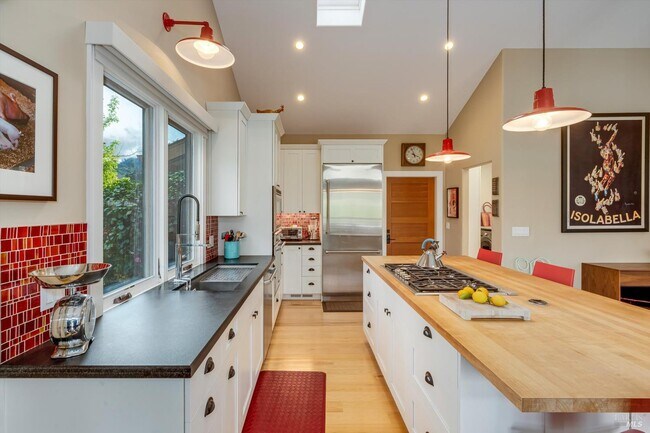 Building Photo - 1675 Sylvaner Ave