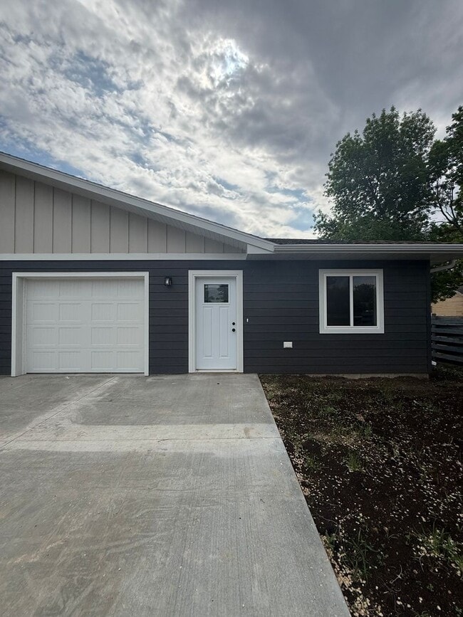 Building Photo - 115/118 4th ST SW