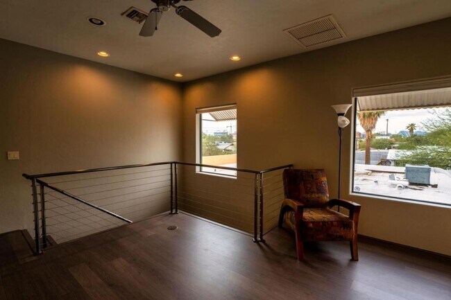 Building Photo - 2010 E 1st St