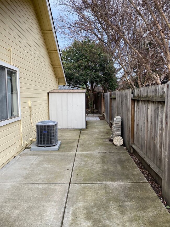 Building Photo - 3 Bedroom / 2 Bath Great Corner Lot in Travis District