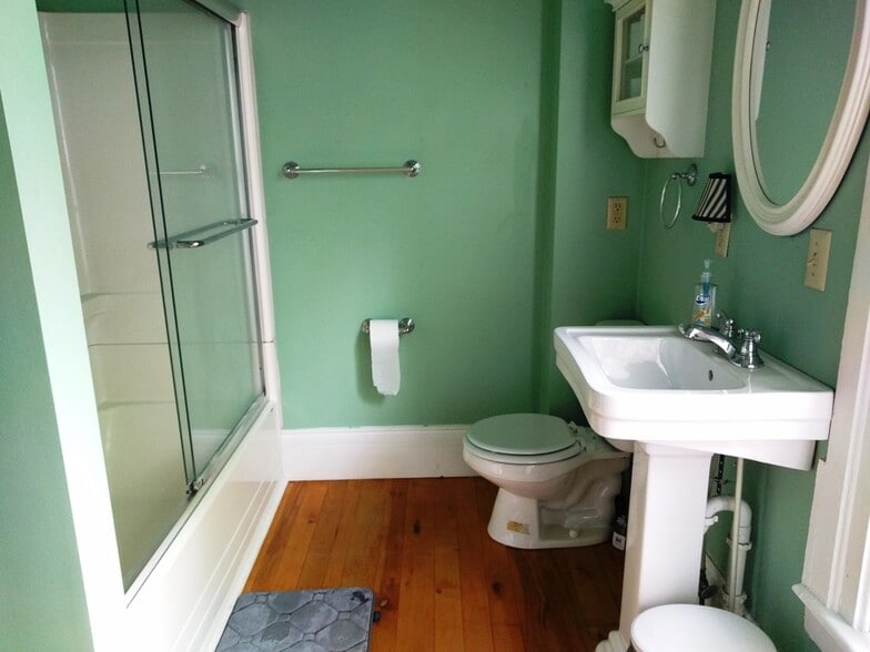 Building Photo - 423 Budd St