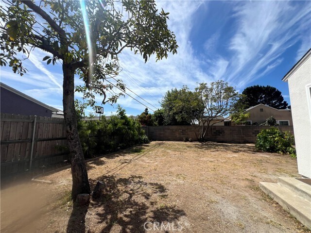 Building Photo - 8122 Belford Ave