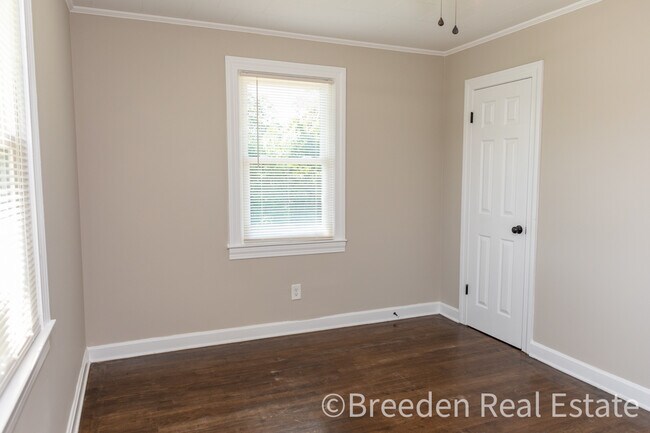 Building Photo - 1096 Elm Cir