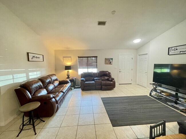 Building Photo - 1167 Urmey Ln