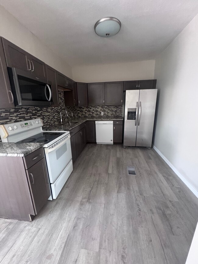 Kitchen - 32 Ada St