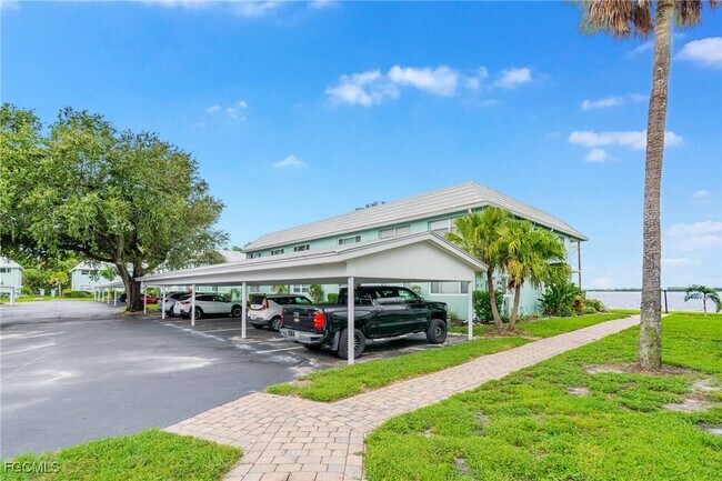 Building Photo - 3225 E Riverside Dr