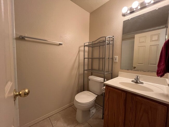 Building Photo - Spacious 3 Bedroom 2 Bathroom Home In The NE!