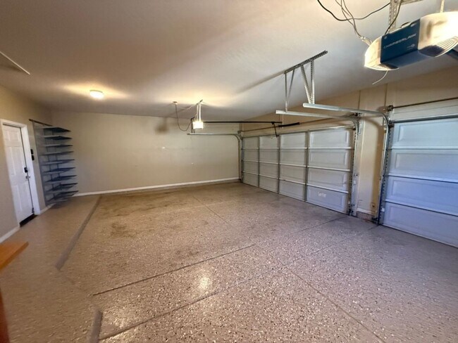 Building Photo - Beautiful 6 Bedroom - 4 Bath w/Private Poo...