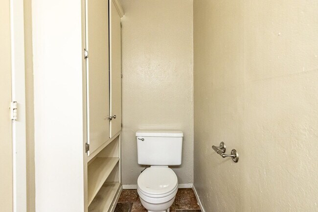 Building Photo - Spacious 2 Bedroom Townhome with Carport!